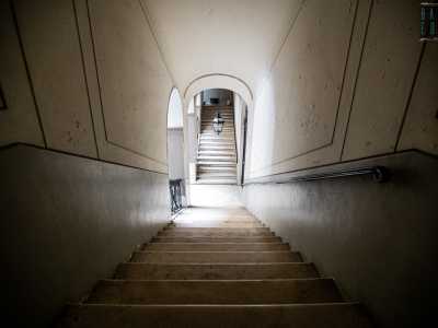 Prendendo la scala di destra si giunge in un pianerottolo su cui si sviluppano numerose rampe di scale che conducono agli uffici del Tar